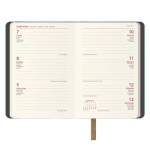 32580-AGENDA 2026 MANHATAN SEMANA VISTA BOLSILLO 8,5 X 13 CM. COLOR VERDE DOHE 12873 - 26