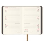 34590-AGENDA 2026 MANHATAN SEMANA VISTA BOLSILLO 8,5 X 13 CM. COLOR CAMEL DOHE 12872 - 26